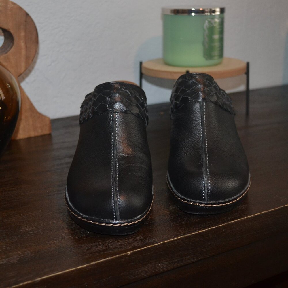 Pre-owned Sofft black slip on mules  size 8.5